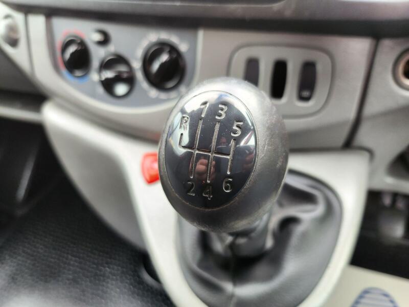 VAUXHALL VIVARO