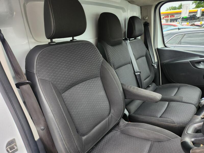 VAUXHALL VIVARO