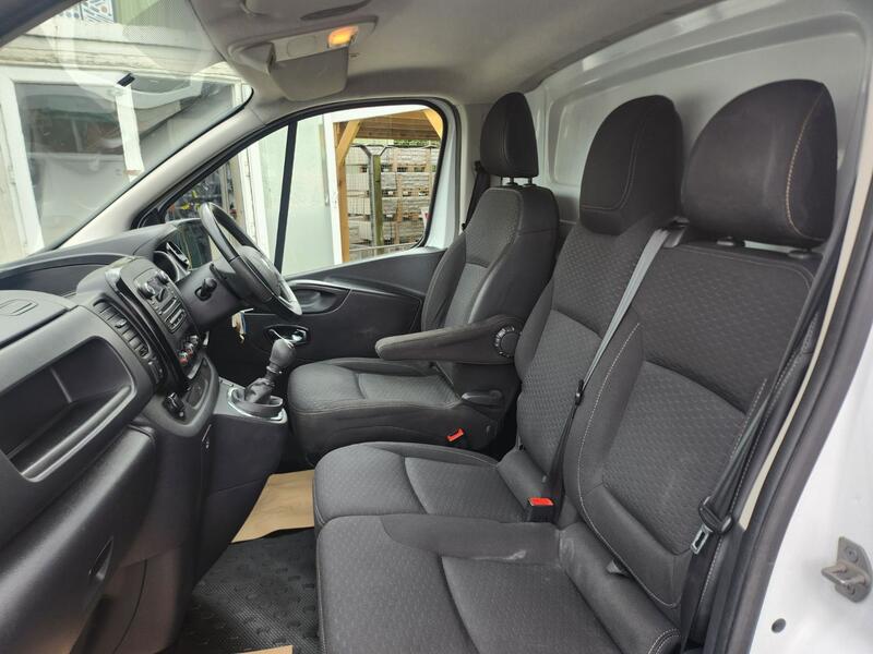 VAUXHALL VIVARO
