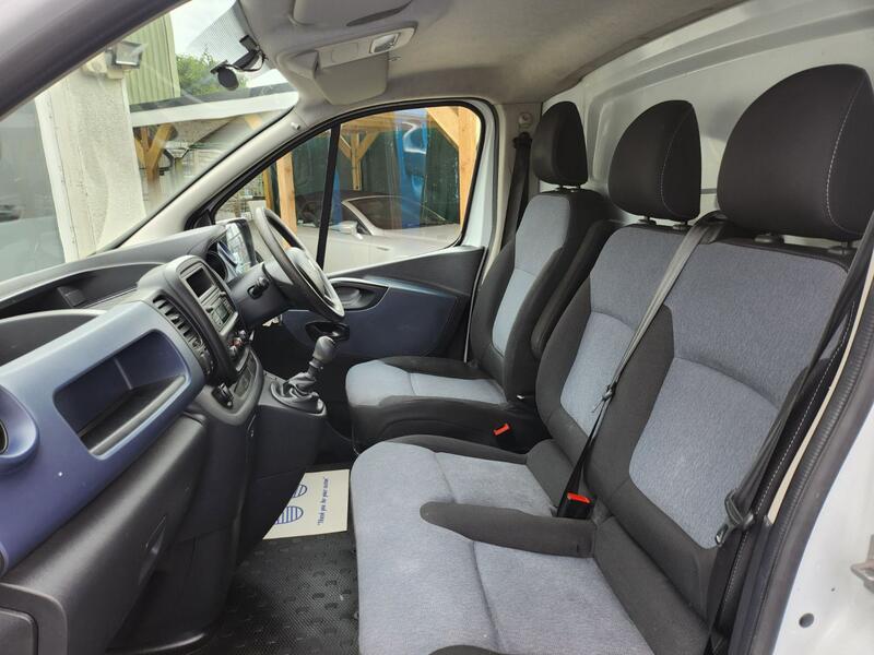 VAUXHALL VIVARO