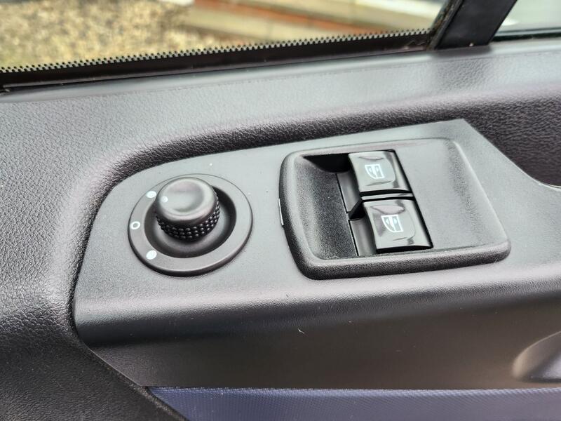 VAUXHALL VIVARO