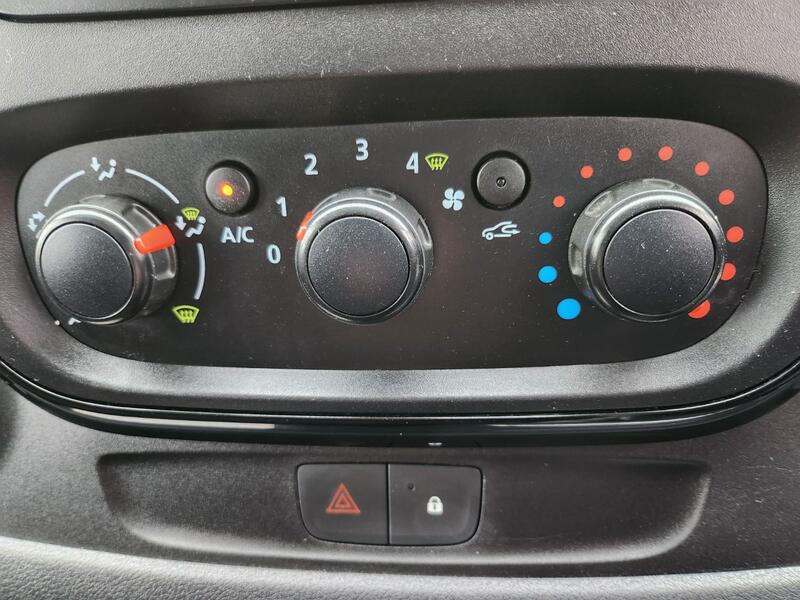 VAUXHALL VIVARO
