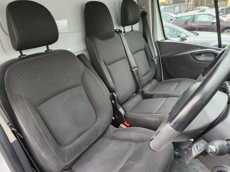 VAUXHALL VIVARO