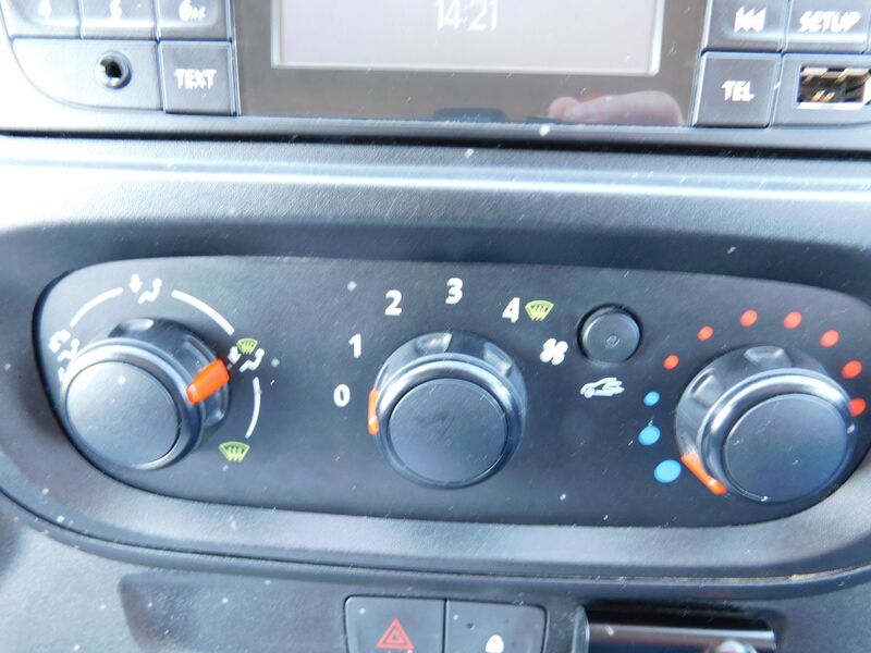 VAUXHALL VIVARO