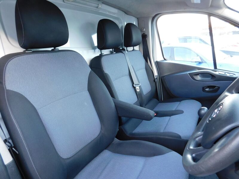 VAUXHALL VIVARO