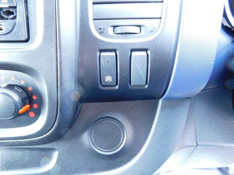VAUXHALL VIVARO