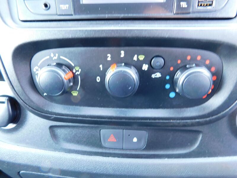 VAUXHALL VIVARO
