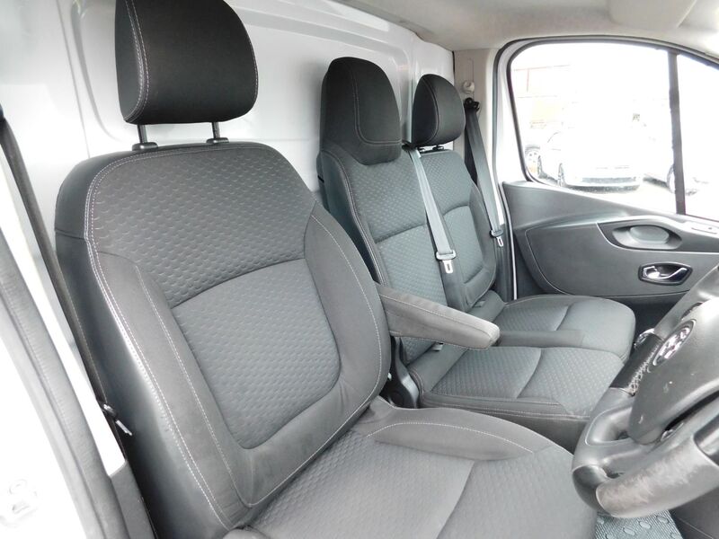 VAUXHALL VIVARO