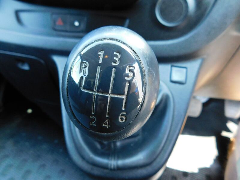 VAUXHALL VIVARO