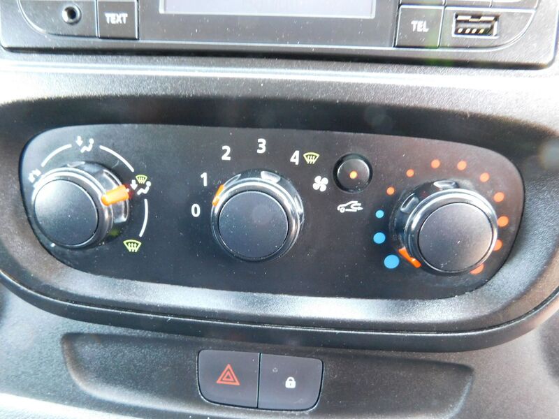 VAUXHALL VIVARO