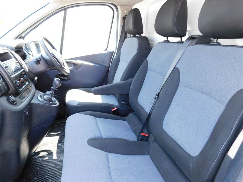 VAUXHALL VIVARO