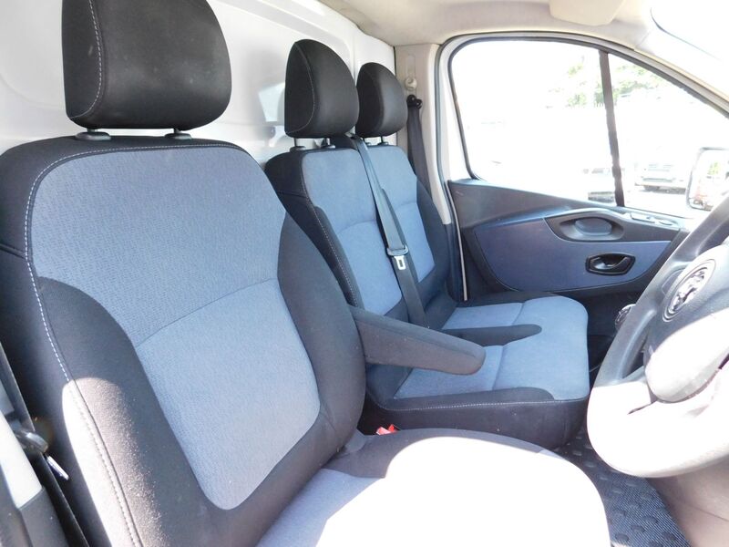 VAUXHALL VIVARO