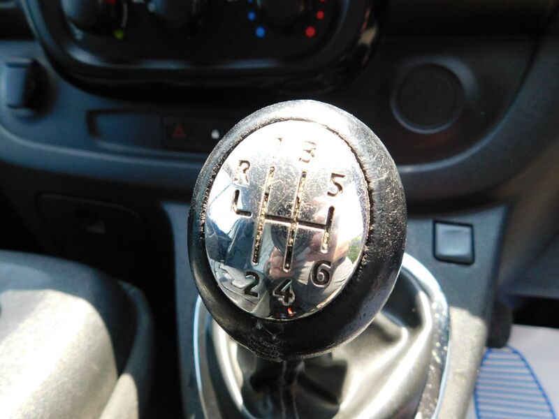 VAUXHALL VIVARO