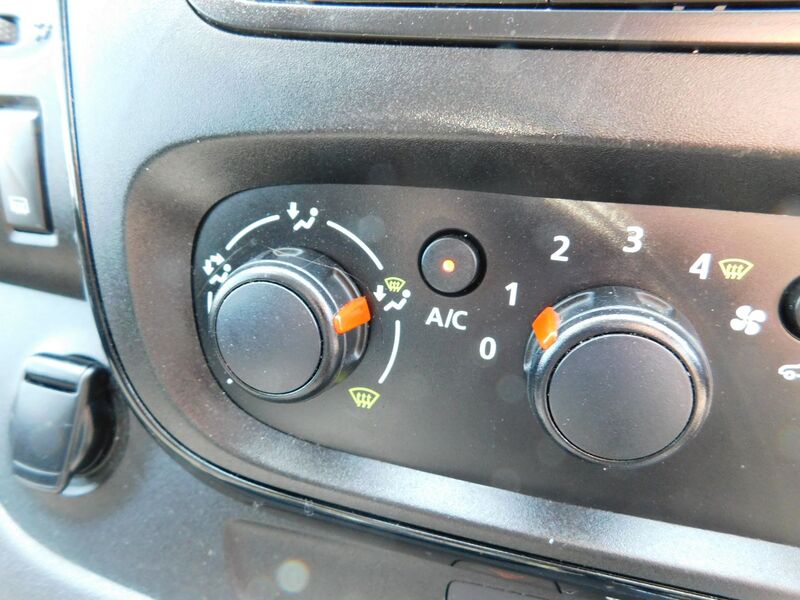 VAUXHALL VIVARO